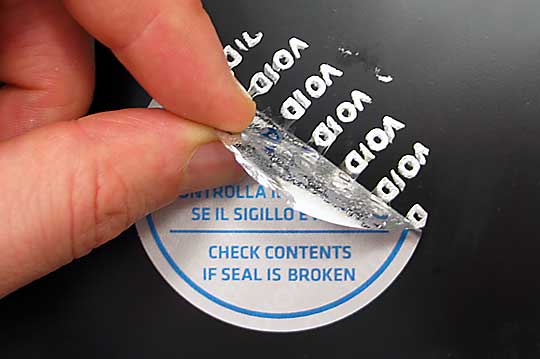 il sigillo void rilascia scritte evidenti al distacco dell'etichetta